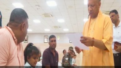 Photo of मुख्यमंत्री योगी और मासूम बच्ची की मुलाकात ने सबका दिल जीता, बोली- “स्कूल जाना है, आप मेरा एडमिशन करवा दीजिए”