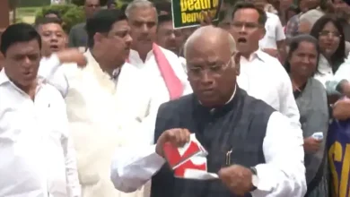 Photo of संसद में खड़गे का बड़ा विरोध: ‘SIR’ पोस्टर फाड़कर फेंका कूड़ेदान में