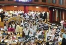 Photo of Delhi MCD में हंगामा: AAP पार्षदों ने 12,000 कर्मचारियों को स्थायी करने की मांग पर किया प्रदर्शन
