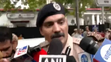 Photo of वोटर लिस्ट विवाद: विपक्षी सांसदों को दिल्ली पुलिस ने हिरासत में लिया, 30 सांसदों को ही मिलने की थी अनुमति