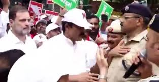 Photo of चुनाव आयोग मार्च में हंगामा: अखिलेश कूदे बैरिकेड, राहुल-प्रियंका समेत कई नेता हिरासत में