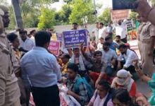 Photo of 69 हजार शिक्षक भर्ती: आरक्षित वर्ग के अभ्यर्थियों ने केशव प्रसाद मौर्य के घर का घेराव किया