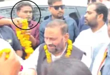 Photo of रायबरेली में स्वामी प्रसाद मौर्य पर हमला, माला पहनाते वक्त युवक ने मारा थप्पड़ — वीडियो वायरल