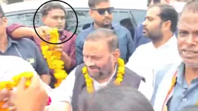 Photo of रायबरेली में स्वामी प्रसाद मौर्य पर हमला, माला पहनाते वक्त युवक ने मारा थप्पड़ — वीडियो वायरल