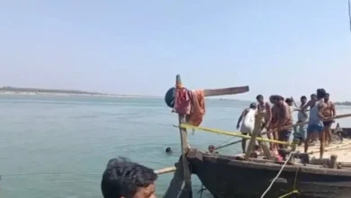 Photo of बहराइच में गेरुआ नदी हादसा: नाव पलटी, 8 लोग लापता, रेस्क्यू ऑपरेशन जारी