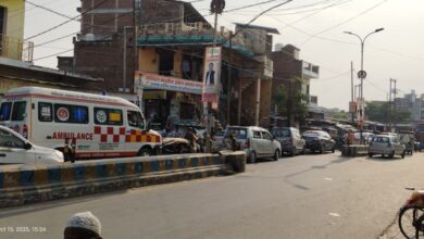 Photo of लहरपुर में नाला निर्माण से लगा भीषण जाम, एंबुलेंस और मरीज फंसे, प्रशासन पर लापरवाही के आरोप