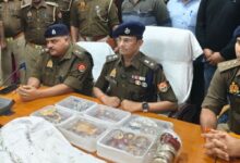 Photo of हाथरस में महिला ने ननद की शादी के लिए रखे 50 लाख रुपये चोरी कर दिए, गिरफ्तार