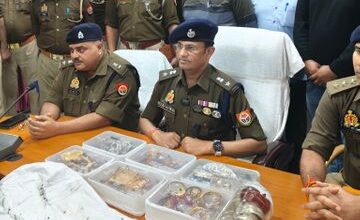 Photo of हाथरस में महिला ने ननद की शादी के लिए रखे 50 लाख रुपये चोरी कर दिए, गिरफ्तार