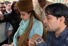 Photo of आगरा: ताजमहल में प्रवेश नहीं मिला, हाथ में डमरू लिए लौटीं साध्वी चंचल नाथ