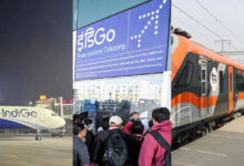 Photo of DGCA ने इंडिगो एयरलाइंस की निगरानी में लापरवाही पर 4 फ्लाइट ऑपरेशन इंस्पेक्टरों को हटाया
