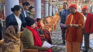 Photo of CM योगी गोरखनाथ मंदिर में जनता दर्शन कर सुनीं 150 लोगों की समस्याएं