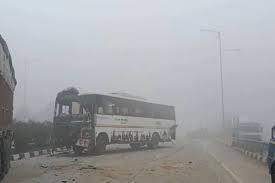 Photo of अमेठी में घने कोहरे ने ली दो जानें, लखनऊ–वाराणसी हाईवे पर बड़ी सड़क दुर्घटना