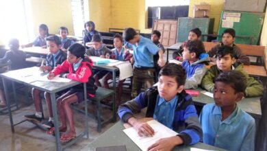 Photo of उत्तर प्रदेश: कोहरे और सर्दी में 10 लाख गरीब बच्चे अभी भी बिना स्वेटर के जा रहे स्कूल