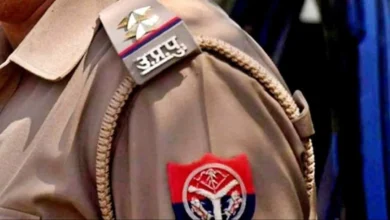 Photo of लखनऊ हाईकोर्ट परिसर में बवाल, गो-तस्करी आरोपी महिला को पकड़ने पहुंचे पुलिसकर्मी निलंबित