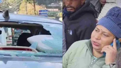 Photo of मॉल रोड के पास हाईवोल्टेज ड्रामा, कार के बोनट पर चढ़ी पत्नी, मौके पर जुटी भीड़