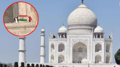 Photo of ताजमहल परिसर में पहली बार फहराया गया तिरंगा, राष्ट्रगान गाने का वीडियो वायरल