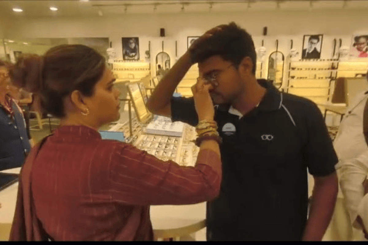 Photo of लेंसकार्ट विवाद में घिरी: तिलक-बिंदी पर रोक और हिजाब अनुमति के आरोपों से मचा बवाल, कंपनी ने दी सफाई