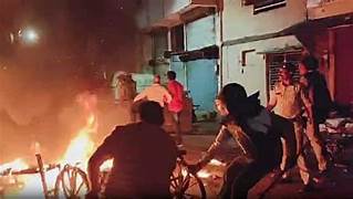 Photo of नोएडा में मजदूरों का उग्र प्रदर्शन: पुलिस से झड़प, पथराव और आगजनी