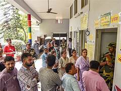 Photo of बंगाल और तमिलनाडु में मतदान की रफ्तार