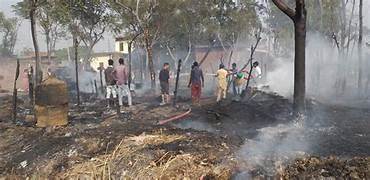 Photo of ऊना में भीषण आग: प्रवासी मजदूरों की 36 से ज्यादा झुग्गियां जलकर राख, लाखों का नुकसान