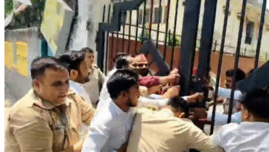 Photo of कांग्रेस-सपा कार्यकर्ताओं की पुलिस से झड़प, नेताओं को हिरासत में लिया गया