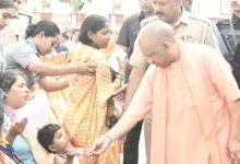 Photo of जनता दर्शन में भावुक हुए सीएम योगी,  बच्चे के इलाज का दिया आश्वासन