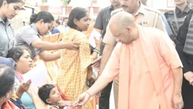 Photo of जनता दर्शन में भावुक हुए सीएम योगी,  बच्चे के इलाज का दिया आश्वासन