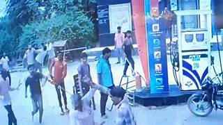 Photo of गोरखपुर में पेट्रोल भरवाने को लेकर पेट्रोल पंप पर मारपीट, हथौड़े और मोबिल केन से हमला