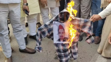 Photo of पीएम मोदी पर टिप्पणी से गरमाई सियासत, महोबा में बीजेपी कार्यकर्ताओं ने फूंका सपा सांसद का पुतला