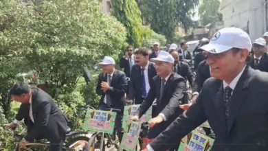 Photo of Lucknow High Court के जज साइकिल से पहुंचे कोर्ट, पेट्रोल संकट और पर्यावरण संरक्षण का दिया संदेश