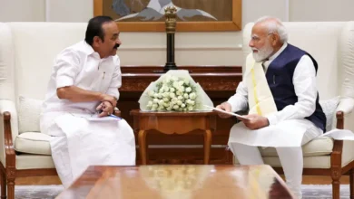 Photo of PM Modi से मिले केरल CM वी.डी. सतीशन, कथकली की मूर्ति भेंट कर मजबूत केंद्र-राज्य सहयोग पर हुई चर्चा