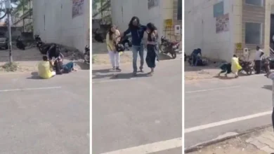 Photo of आगरा में ‘पति-पत्नी और वो’ का हाई-वोल्टेज ड्रामा: बीच सड़क पर भिड़ीं दो महिलाएं