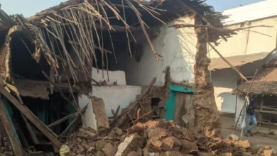 Photo of आंधी-तूफान में गिरी 8 फीट ऊंची दीवार, आंगनबाड़ी कार्यकर्ता की मौत, पति गंभीर घायल